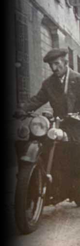 Ligabue in sella a una delle sue adorate motociclette